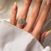 pierscionek-zareczynowy-vintage-moissanit-1-6ct-szlif-brylantowy-na-palcu-zolte-zloto-blossom-hariets.jpg