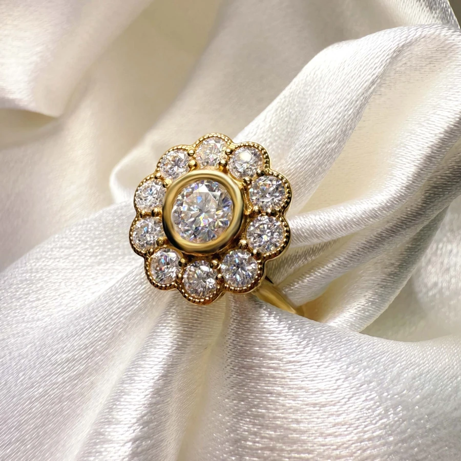 pierscionek-zareczynowy-vintage-moissanit-1-6ct-szlif-brylantowy-zbliżenie2-zolte-zloto-blossom-hariets.jpg