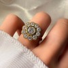 pierscionek-zareczynowy-vintage-moissanit-1-6ct-szlif-brylantowy-na-palcu-zblizenie-zolte-zloto-blossom-hariets.jpg