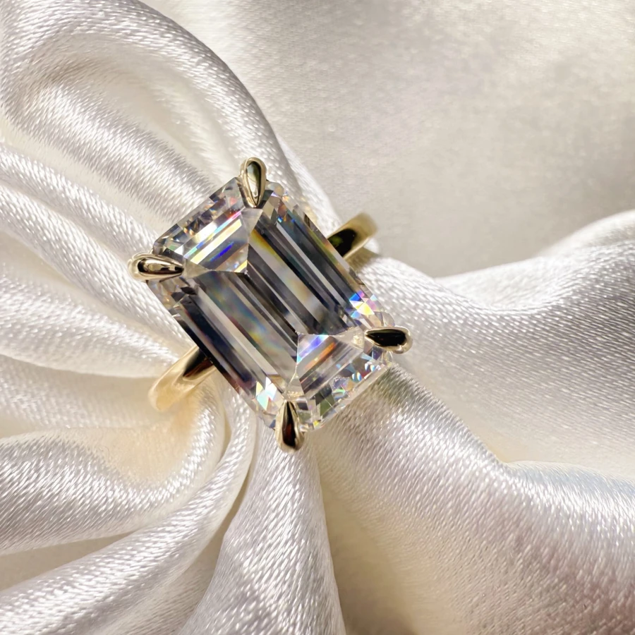 pierscionek-zareczynowy-royal-stones-moissanit-5ct-szlif-szmaragdowy-zblizenie-zolte-zloto-nobilis-hariets.jpg