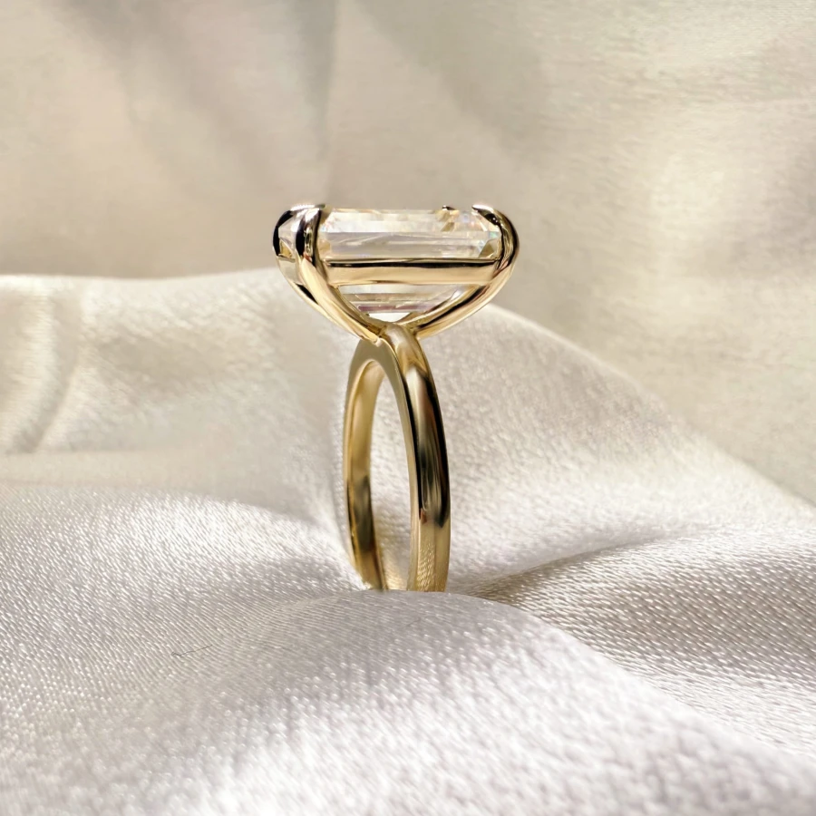 pierscionek-zareczynowy-royal-stones-moissanit-5ct-szlif-szmaragdowy-zblizenie-bok-srebro-nobilis-hariets.jpg