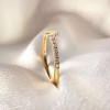 obraczka-z-moissanitami-curve-0-23ct-szlif-brylantowy-zblizenie-bok-zolte-zloto-aurea-hariets.jpg