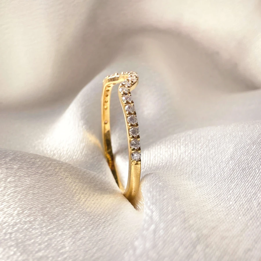 obraczka-z-moissanitami-curve-0-23ct-szlif-brylantowy-zblizenie-bok-zolte-zloto-aurea-hariets.jpg
