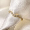 obraczka-z-moissanitami-curve-0-23ct-szlif-brylantowy-zblizenie-zolte-zloto-aurea-hariets.jpg
