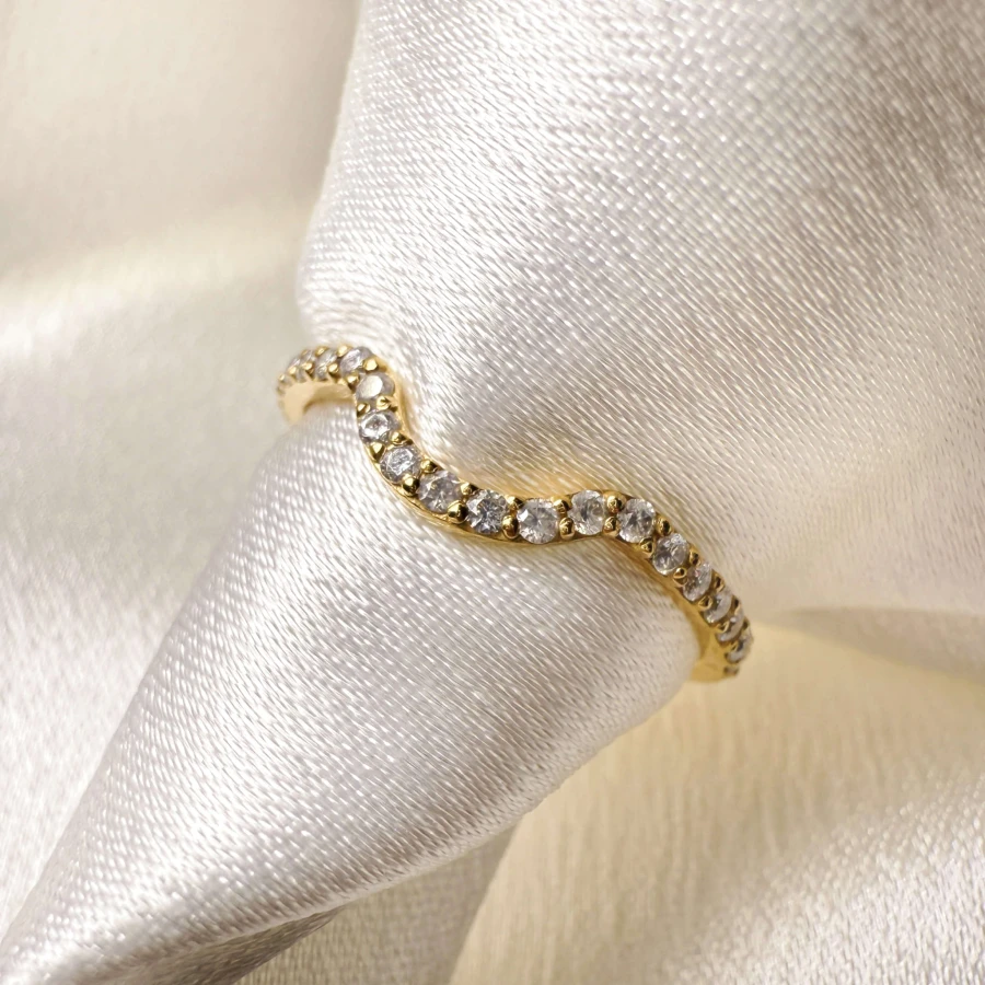 obraczka-z-moissanitami-curve-0-23ct-szlif-brylantowy-zblizenie-zolte-zloto-aurea-hariets.jpg