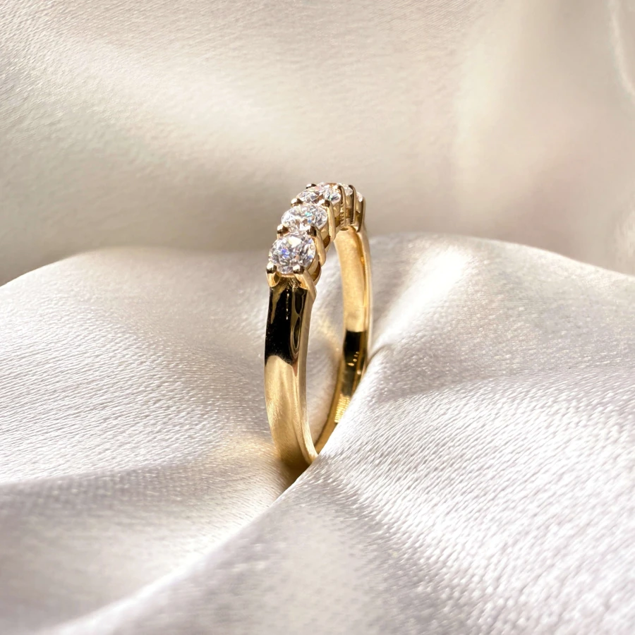 obraczka-z-piecioma-moissanitami-0-5ct-szlif-brylantowy-zblizenie-bok-zolte-zloto-bangle-hariets.jpg