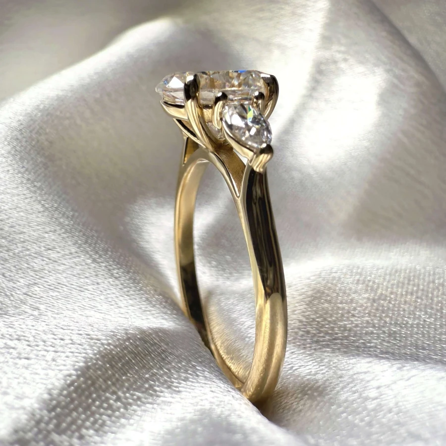 pierscionek-zareczynowy-trinity-seraphina-moissanit-2ct-centralny-szlif-owalny-zblizenie-bok-zolte-zloto-hariets.jpg