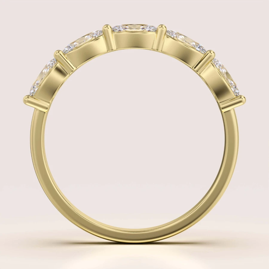 obraczka-z-piecioma-moissanitami-1-5ct-szlif-owalny-front-zolte-zloto-ovalia-hariets.jpg