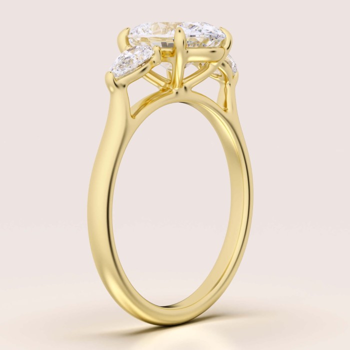pierscionek-zareczynowy-trinity-seraphina-moissanit-2ct-centralny-szlif-owalny-bok-zolte-zloto-hariets.jpg
