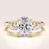 pierscionek-zareczynowy-trinity-seraphina-moissanit-2ct-centralny-szlif-owalny-zolte-zloto-hariets.jpg