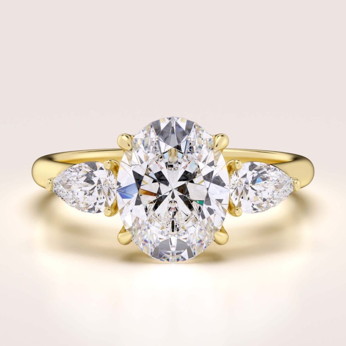 pierscionek-zareczynowy-trinity-seraphina-moissanit-2ct-centralny-szlif-owalny-zolte-zloto-hariets.jpg