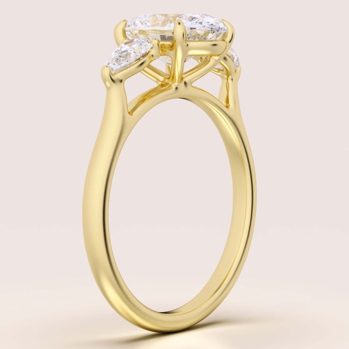 pierscionek-zareczynowy-trinity-seraphina-moissanit-2ct-centralny-szlif-owalny-bok-zolte-zloto-hariets.jpg