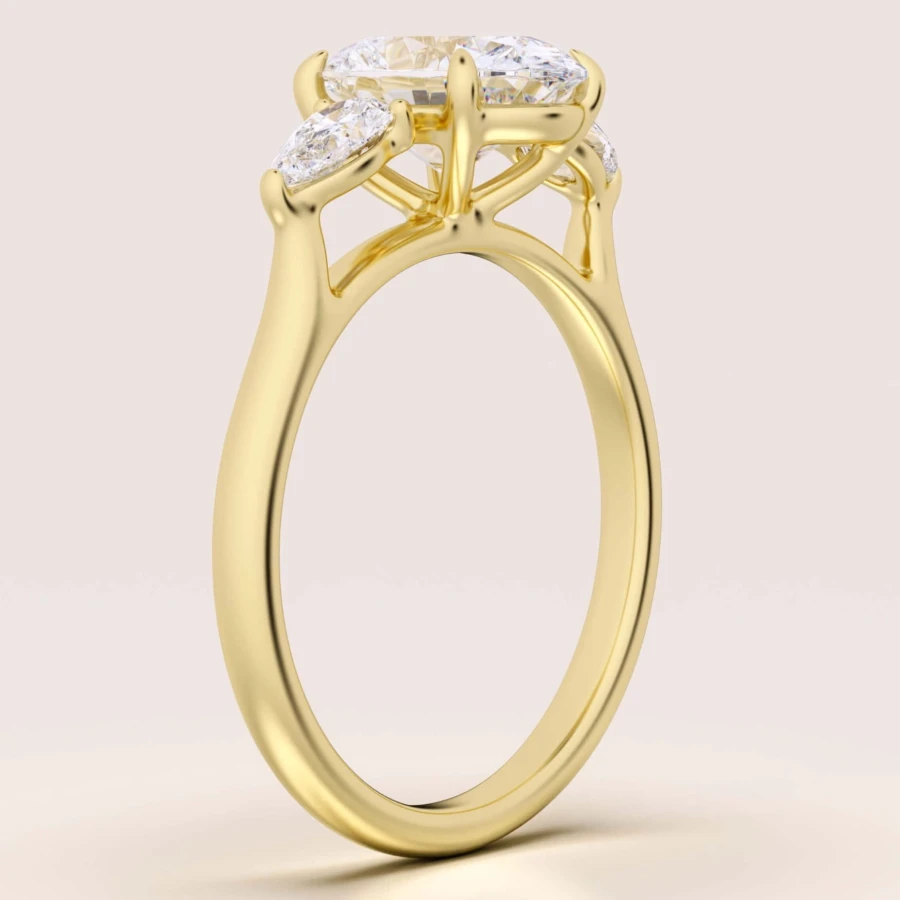 pierscionek-zareczynowy-trinity-seraphina-moissanit-2ct-centralny-szlif-owalny-bok-zolte-zloto-hariets.jpg