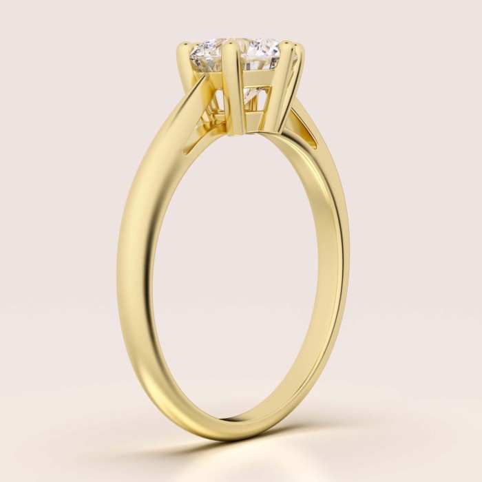 pierscionek-zareczynowy-solitaire-prisma-moissanit-1ct-szlif-brylantowy-bok-zolte-zloto-hariets.jpg