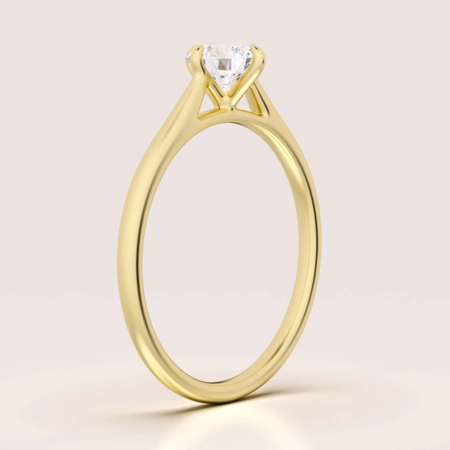 pierscionek-zareczynowy-solitaire-aura-moissanit-0-5ct-szlif-brylatowy-front-zolte-zloto-hariets.jpg