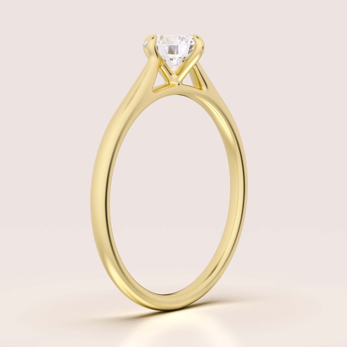 pierscionek-zareczynowy-solitaire-aura-diament-laboratoryjny-0-5ct-szlif-brylatowy-front-zolte-zloto-hariets.jpg