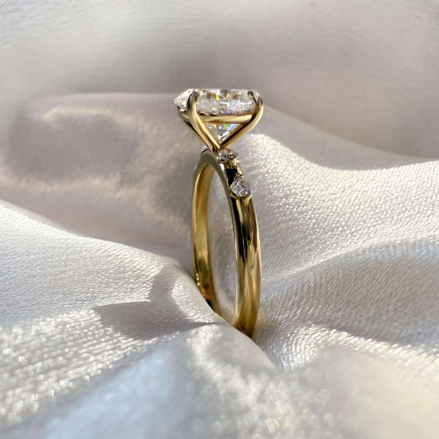 pierscionek-zareczynowy-moissanit-1-2ct-szlif-owalny-zblizenie-bok-zolte-zloto-gloria-hariets.jpg
