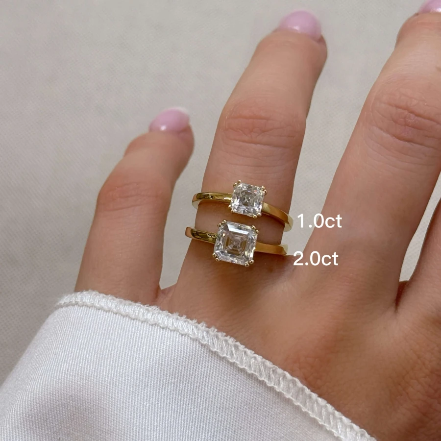 pierscionek-zareczynowy-solitaire-dazzle-moissanit-05-1ct-szlif-asscher-zolte-zloto-na-palcu-porownanie-hariets.jpg