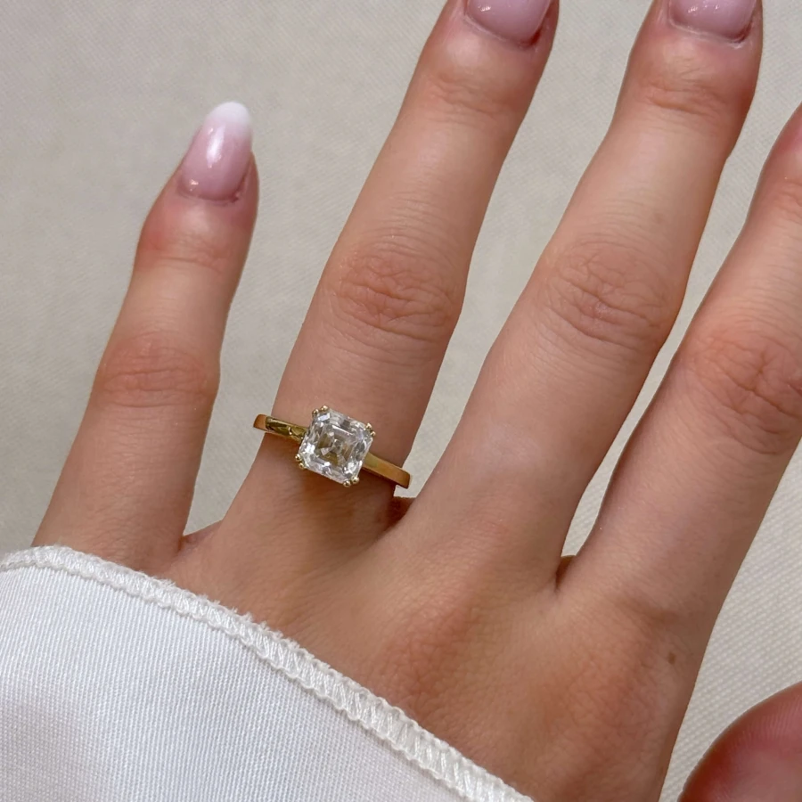 pierscionek-zareczynowy-solitaire-dazzle-moissanit-2ct-szlif-asscher-zolte-zloto-na-palcu-hariets.jpg