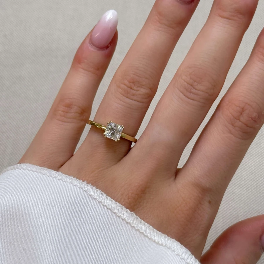 pierscionek-zareczynowy-solitaire-dazzle-moissanit-1ct-szlif-asscher-zolte-zloto-na-palcu-hariets.jpg