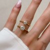 pierscionek-zareczynowy-solitaire-aura-moissanit-0-5ct-szlif-brylatowy-zolte-zloto-na-dloni-porownanie-hariets.jpg