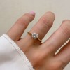pierscionek-zareczynowy-solitaire-aura-moissanit-1ct-szlif-brylatowy-zolte-zloto-na-dloni-hariets.jpg