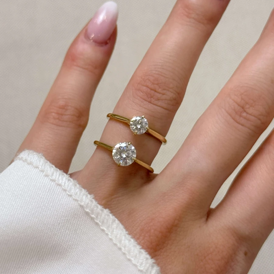 pierscionek-zareczynowy-solitaire-aura-diament-laboratoryjny-0-5ct-szlif-brylatowy-zolte-zloto-na-dloni-porownanie-hariets.JPG