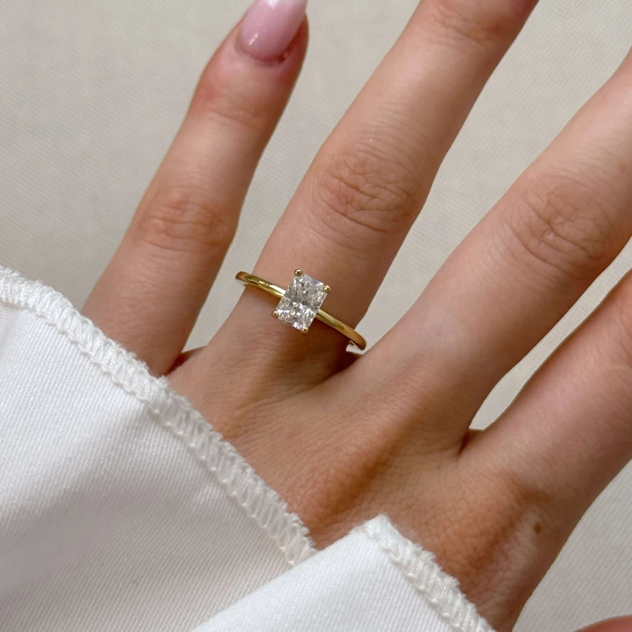 pierscionek-zareczynowy-solitaire-verity-moissanit-1ct-szlif-radiant-na-palcu-zolte-zloto-hariets.jpg