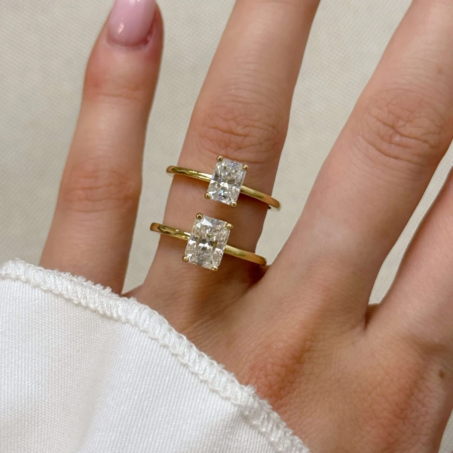pierscionek-zareczynowy-solitaire-verity-diament-laboratoryjny-1ct-szlif-radiant-porownanie-na-palcu-zolte-zloto-hariets.JPG