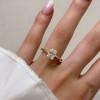 pierscionek-zareczynowy-solitaire-verity-diament-laboratoryjny-2ct-szlif-radiant-na-palcu-zolte-zloto-hariets.JPG