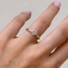 pierscionek-zareczynowy-solitaire-bloom-moissanit-0-6ct-szlif-brylantowy-na-palcu-zolte-zloto-hariets.jpg