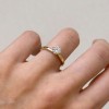 pierscionek-zareczynowy-solitaire-bloom-moissanit-0-6ct-szlif-brylantowy-na-palcu-bok-zolte-zloto-hariets.jpg