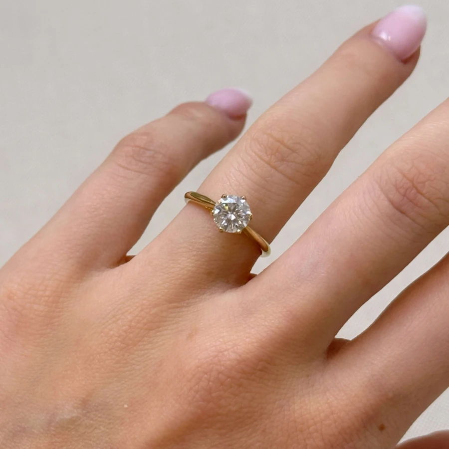 pierscionek-zareczynowy-solitaire-classic-moissanit-1ct-szlif-brylantowy-na-palcu-zolte-zloto-hariets.jpg