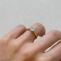 pierscionek-zareczynowy-solitaire-classic-diament-laboratoryjny-1ct-szlif-brylantowy-na-palcu-bok-zolte-zloto-hariets.JPG