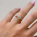 pierscionek-zareczynowy-solitaire-classic-diament-laboratoryjny-1ct-szlif-brylantowy-na-palcu-zolte-zloto-hariets.JPG