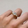 pierscionek-zareczynowy-trinity-seraphina-moissanit-2ct-centralny-szlif-owalny-na-palcu-bok-zolte-zloto-hariets.jpg