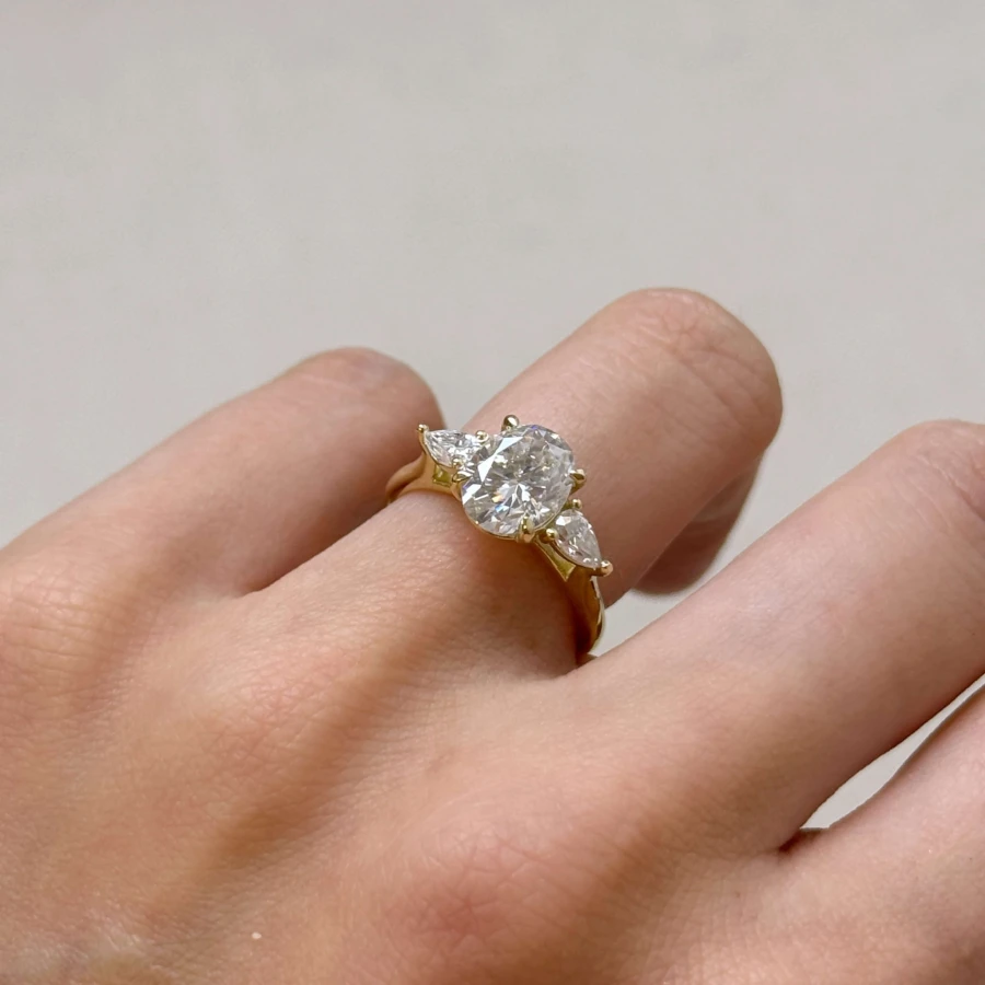 pierscionek-zareczynowy-trinity-seraphina-diament-laboratoryjny-2ct-centralny-szlif-owalny-na-palcu-bok-zolte-zloto-hariets.JPG