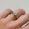 pierscionek-zareczynowy-the-one-diament-laboratoryjny-igi-1ct-szlif-brylatowy-zolte-zloto-na-palcu-hariets.jpg