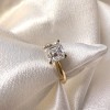 pierscionek-zareczynowy-moissanit-2ct-szlif-asscher-zolte-zloto-zblizenie-vivid-hariets.jpg
