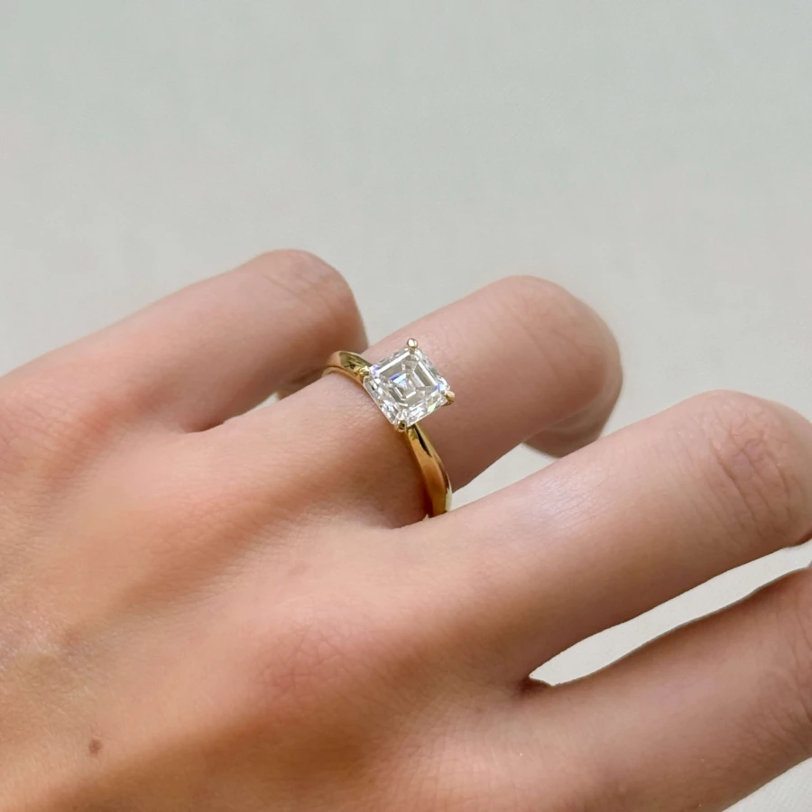 pierscionek-zareczynowy-moissanit-2ct-szlif-asscher-srebro-na-palcu-bok-vivid-hariets.JPG