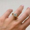 pierscionek-zareczynowy-solitaire-whisper-moissanit-3ct-szlif-brylantowy-na-palcu-zolte-zloto-hariets.jpg