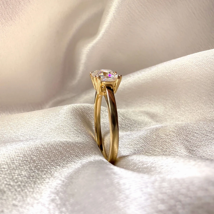 pierscionek-zareczynowy-solitaire-dazzle-moissanit-1ct-szlif-asscher-zolte-zloto-zblizenie-bok-hariets.jpg