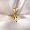 pierscionek-zareczynowy-royal-stones-moissanit-12ct-szlif-brylantowy-zbliżenie-bok-zolte-zloto-queen-hariets.jpg
