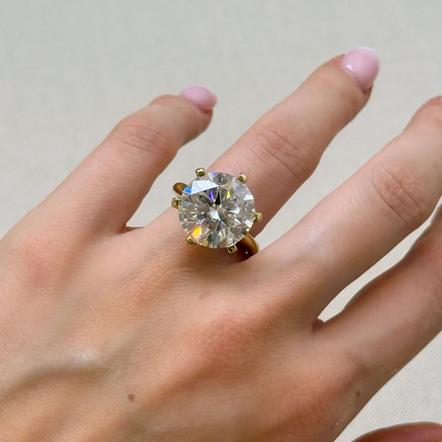 pierscionek-zareczynowy-royal-stones-moissanit-12ct-szlif-brylantowy-na-palcu-zolte-zloto-queen-hariets.jpg