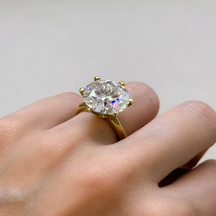 pierscionek-zareczynowy-royal-stones-moissanit-12ct-szlif-brylantowy-na-palcu-bok-srebro-queen-hariets..JPG