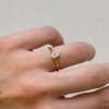 pierscionek-zareczynowy-teardrop-moissanit-0-5ct-szlif-gruszka-na-palcu-bok-zolte-zloto-hariets.jpg