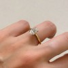 pierscionek-zareczynowy-solitaire-lumiere-diament-laboratoryjny-1-5ct-szlif-gruszka-na-palcu-zolte-zloto-hariets.JPG