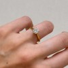 pierscionek-zareczynowy-solitaire-louise-moissanit-1ct-szlif-brylantowy-na-palcu-bok-zolte-zloto-hariets.jpg