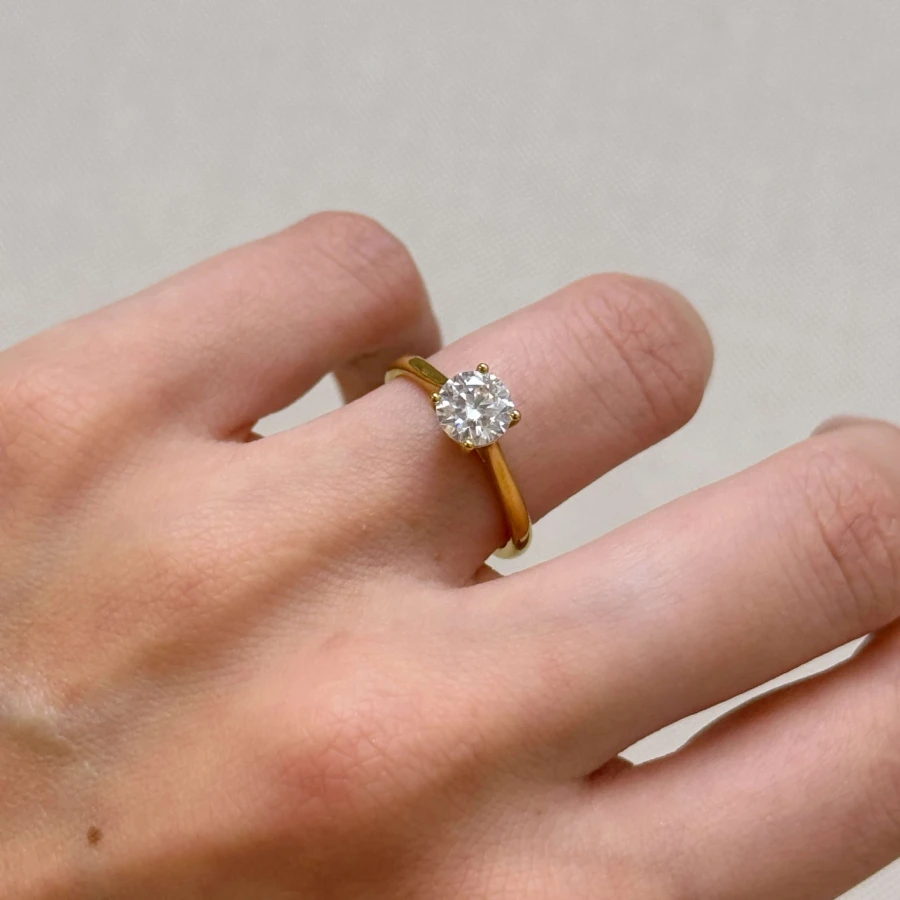 pierscionek-zareczynowy-solitaire-louise-diament-laboratoryjny-1ct-szlif-brylantowy-na-palcu-bok-zolte-zloto-hariets.JPG
