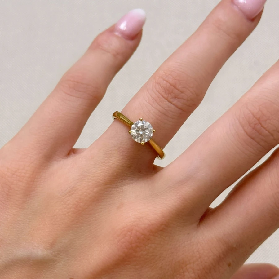 pierscionek-zareczynowy-solitaire-louise-diament-laboratoryjny-1ct-szlif-brylantowy-na-palcu-zolte-zloto-hariets.JPG